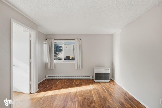 Building Photo - Charming 2BD/1BA Condo
