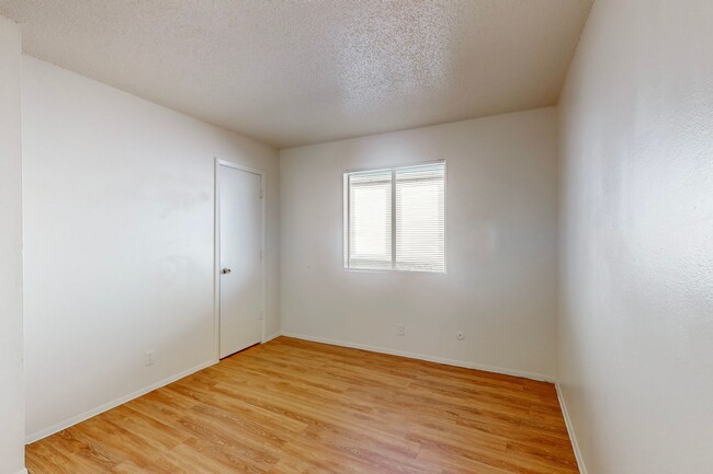 Building Photo - NE 1248/sf 3/BD 2/BA 1/CG