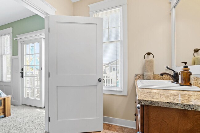 Building Photo - 807 Lake St