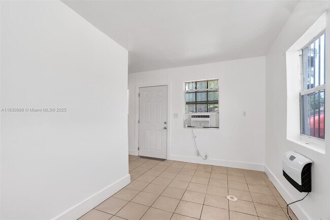 Building Photo - 2047 Lincoln Ave