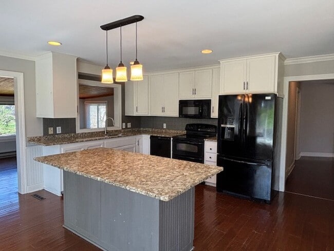 Building Photo - Available NOW! Gorgeous 3BR/2 BA Unit in Hastings!