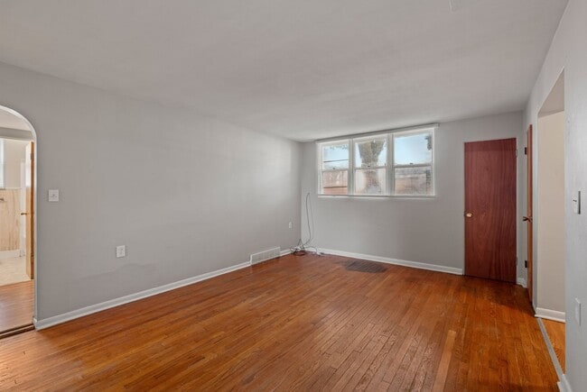 Building Photo - 609 Oak St