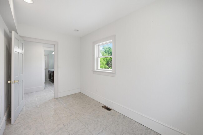 Building Photo - 564 Main St