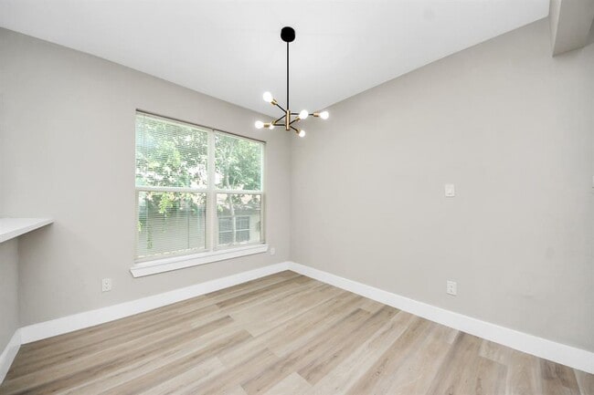 Building Photo - 819 E 40th St