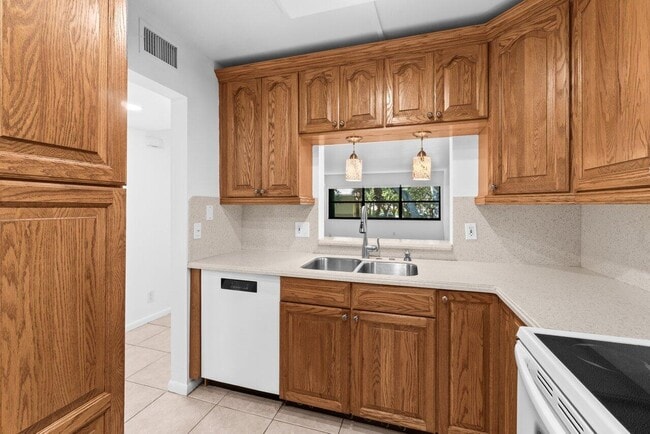 Building Photo - 3014 SW 21st Terrace