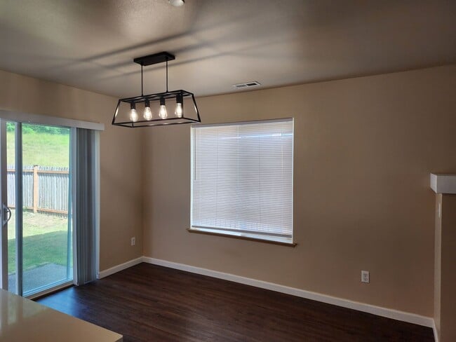 Building Photo - 1569 Burnside Pl