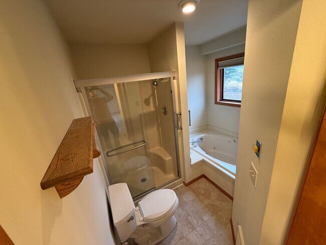 Building Photo - County Setting in NW Bend - 3 Bedroom / 2 ...