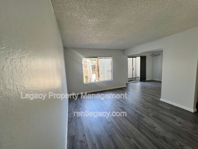 Building Photo - 2200 Laguna Cir