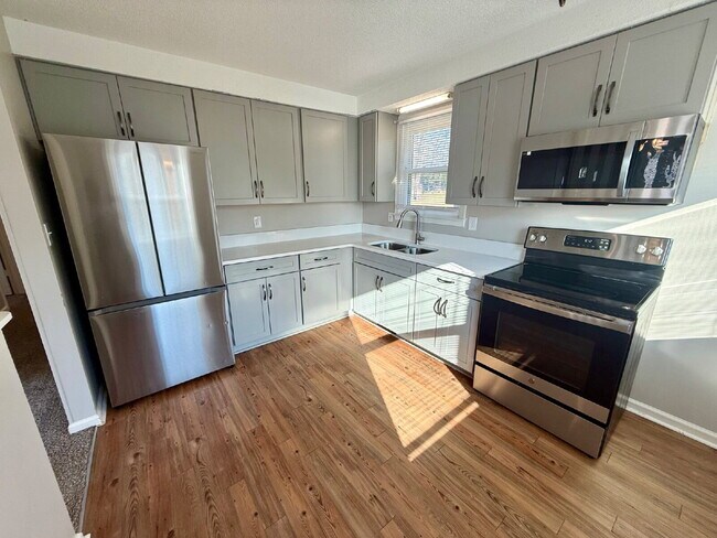 Building Photo - 1322 Shady Lawn Dr