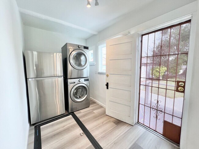 Building Photo - Charming Rose Park Home | 3 Bedrooms | In-...