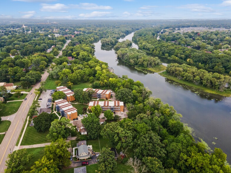 Primary Photo - River Oaks