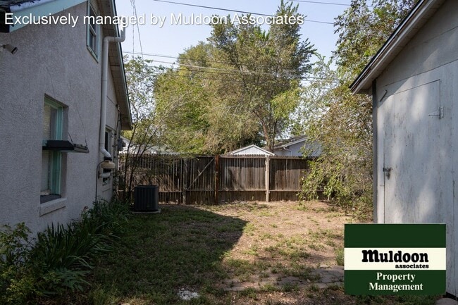 Building Photo - Cute 1.5 story!