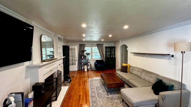 Building Photo - Larchmont