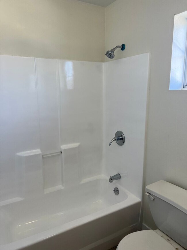 Building Photo - Delong Townhomes