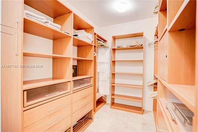 Building Photo - 7000 Island Blvd