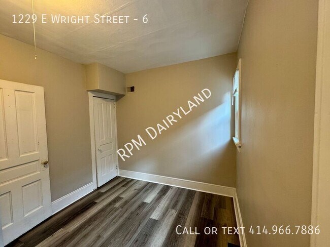 Building Photo - 1229 E Wright St