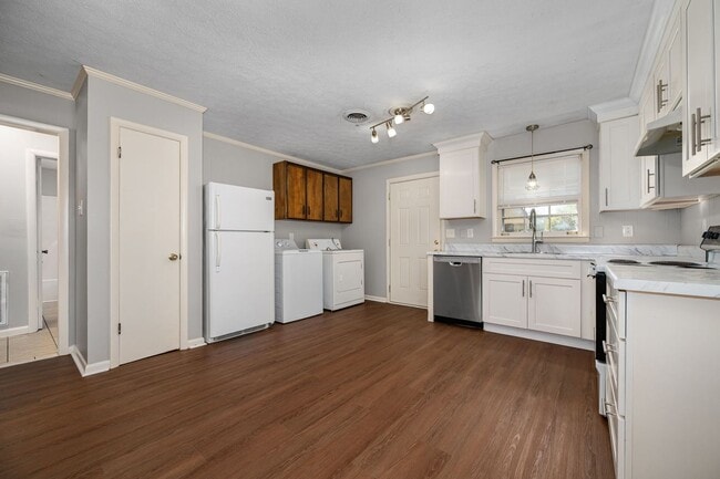 Building Photo - 2 Bedroom 1 Bath located on Veterans Parkw...