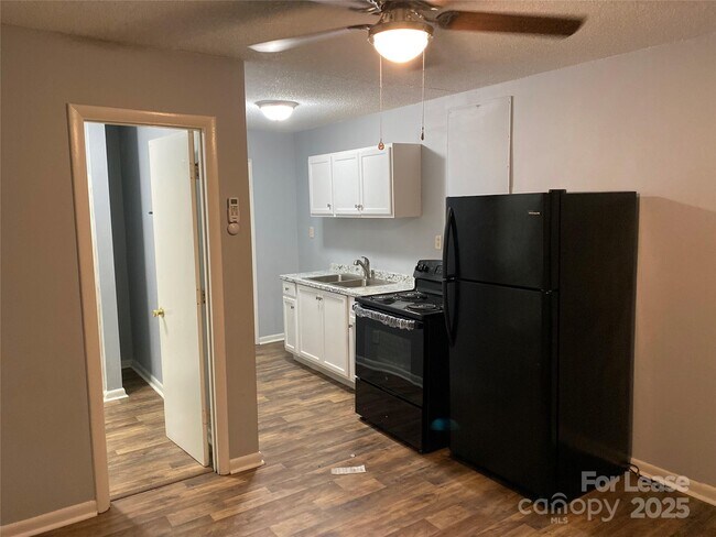 Building Photo - 3805 Miriam Dr