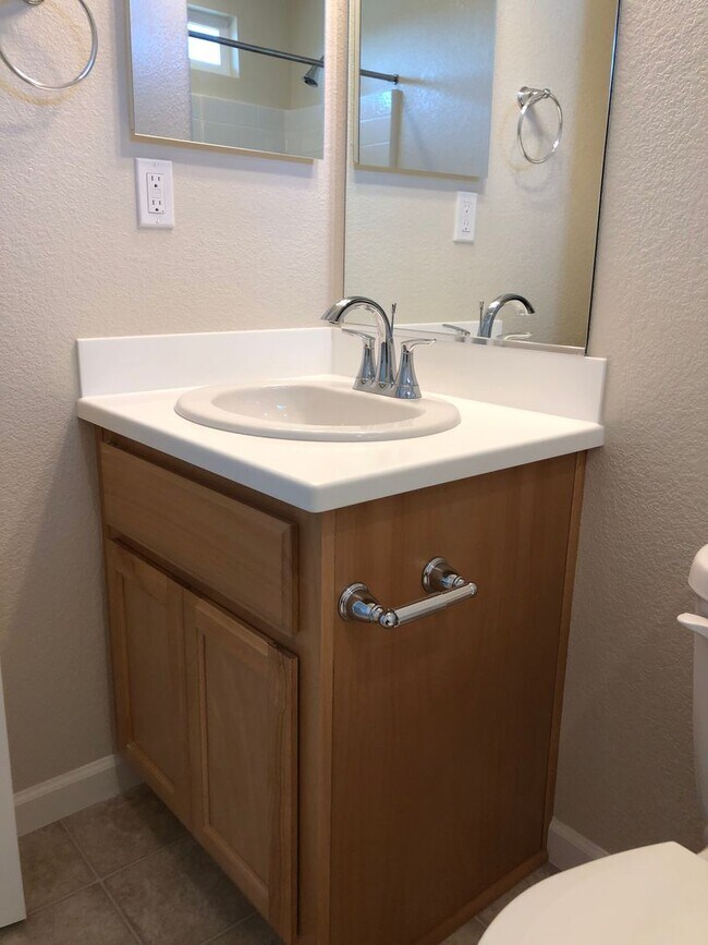 Building Photo - Modesto 3 Bedroom 2.5 Bath Newer Construction