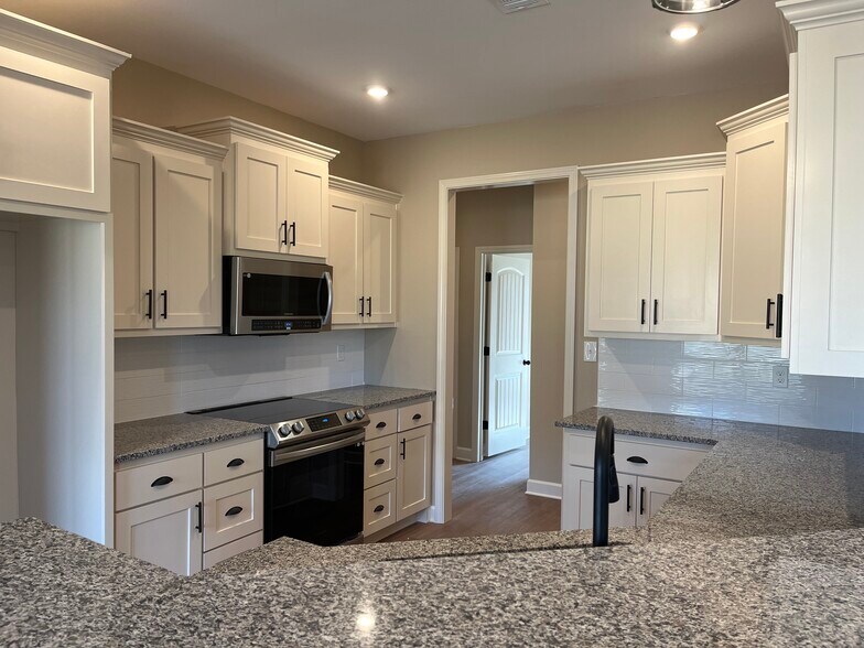 Building Photo - 137 Hayden Dr