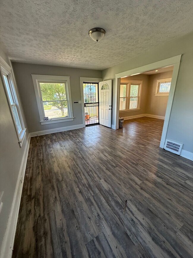 Building Photo - SECTION 8 & EDEN Accepted! - Fully Renovat...