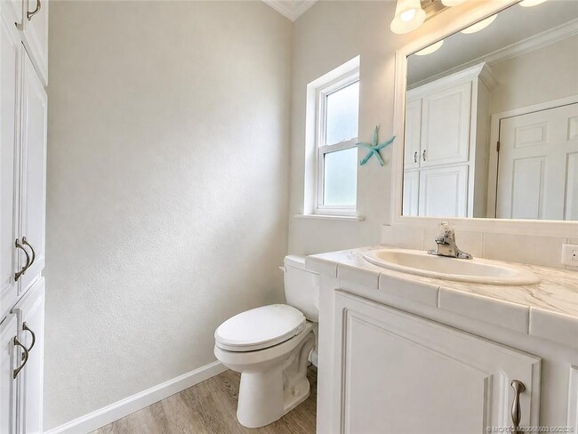 Building Photo - 252 NE Ebbtide Way