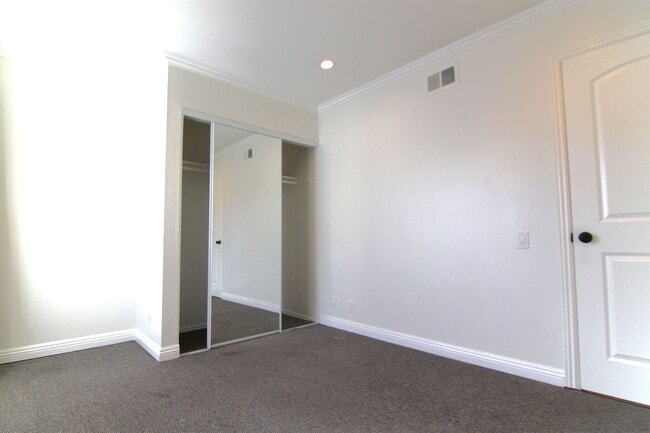 Building Photo - 5604 Bloomfield St