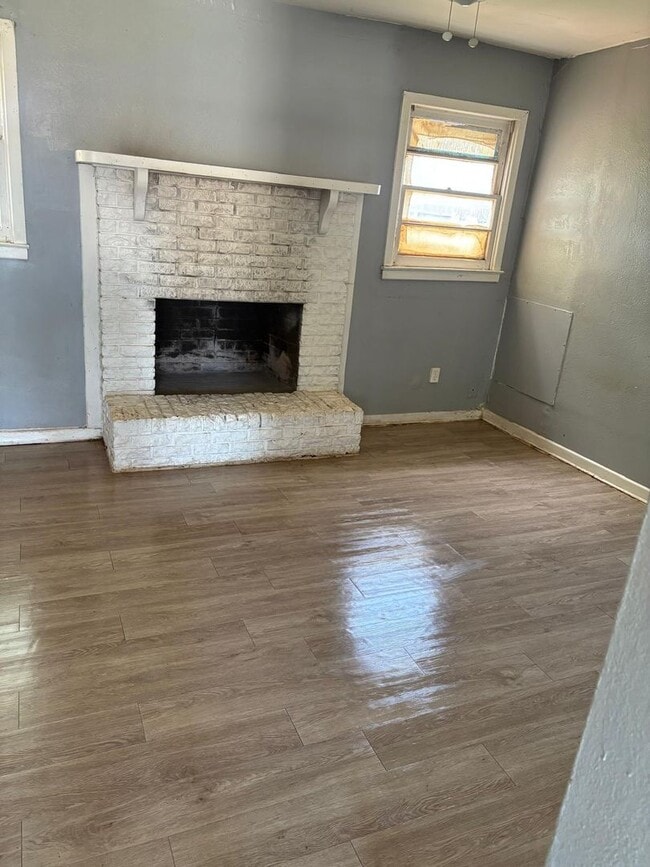 Building Photo - $0 First Month's Rent / $0 Deposit at Move-in