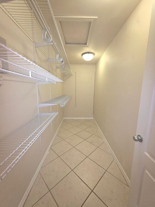 Building Photo - 3/2 Cul-de-Sac Home with Huge Fenced Yard ...