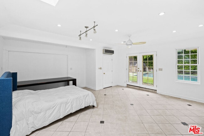 Building Photo - 9033 Cresta Dr