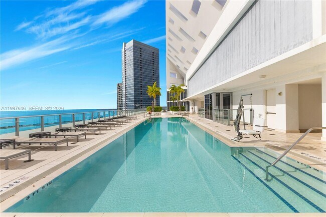 Building Photo - 1300 Brickell Bay Dr