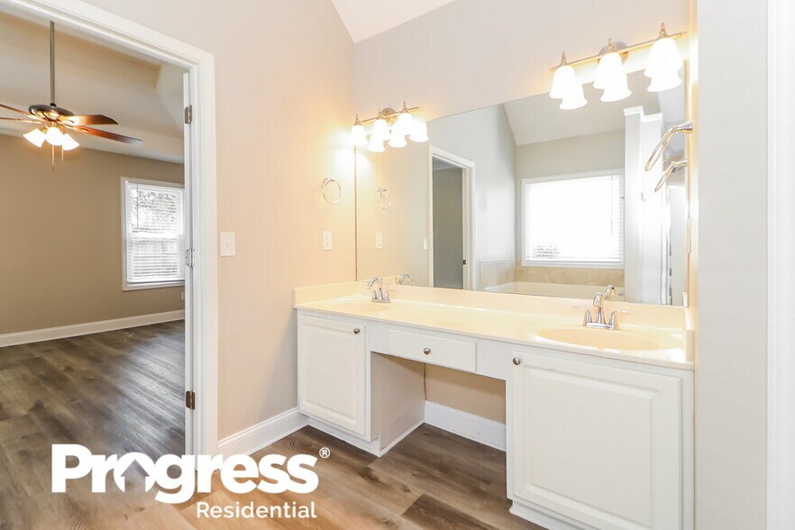 Building Photo - 2950 Northcliff Dr