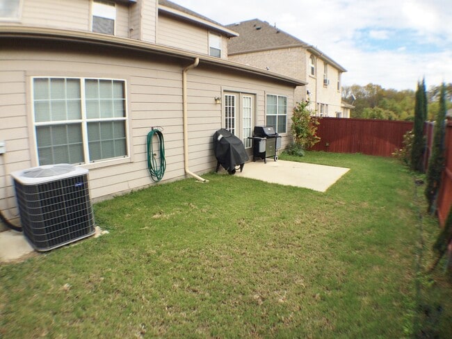 Building Photo - Newly Updated Expansive 5 Bedroom 3.5 Bath...