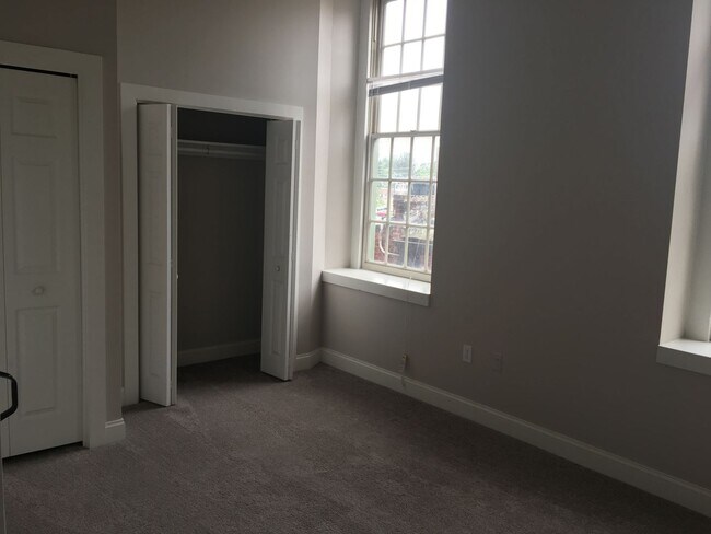 Building Photo - 238 N George St