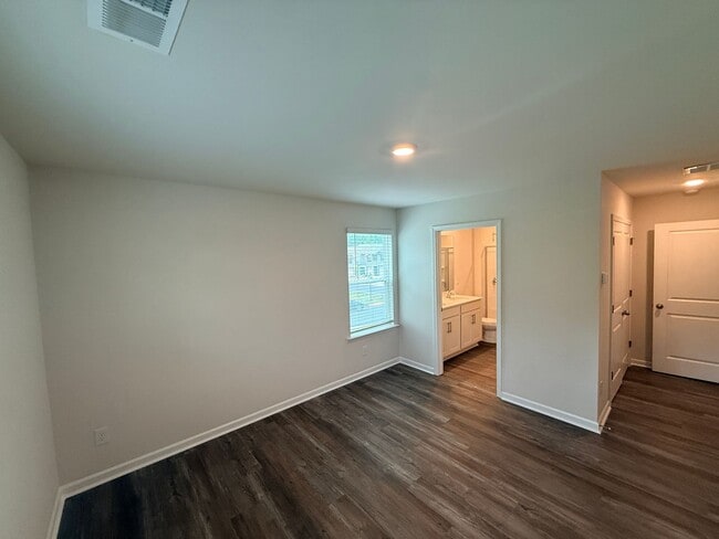 Building Photo - Like New, Upgraded townhome!