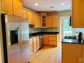 Building Photo - AVAILABLE NOW! Elegant 3-Bed Condo in Prim...