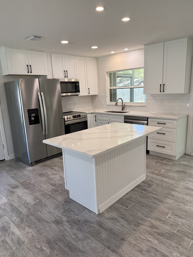 Building Photo - 1105 Morse Ave