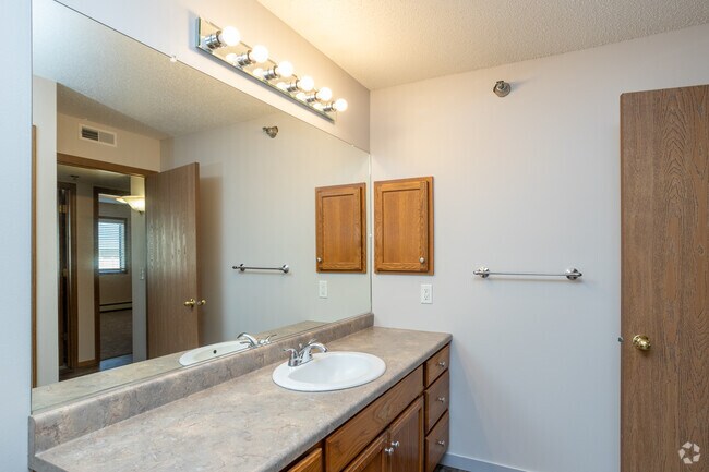 2BR, 1BA - 1020SF - Bathroom - Eastern Hills Apartments