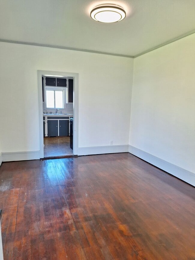 Building Photo - 4 plus bedroom on double lot