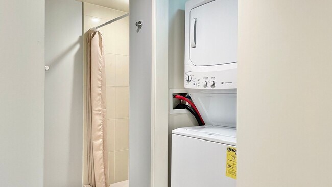 Building Photo - 2 BEDROOM CONDO UNIT IN CONVENIENT DOWNTOW...