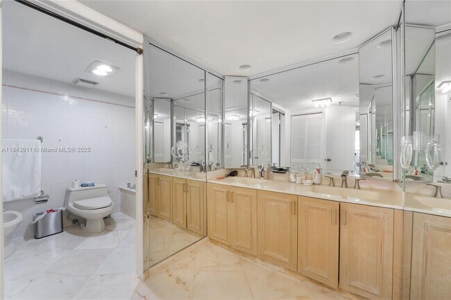 Building Photo - 520 Brickell Key Dr
