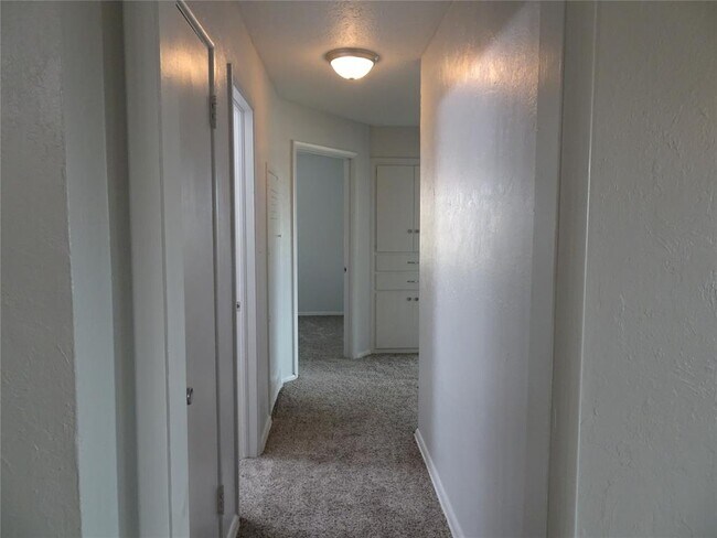 Building Photo - 2305 Maple Dr