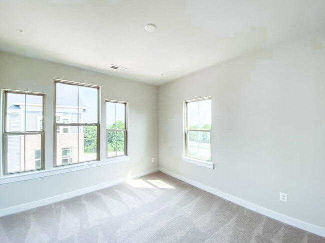 Building Photo - Immaculate & Stunning 3 Bedroom 2.5 Bathroom Brick, End-Unit Condo Style Townhome In Luxurious An...