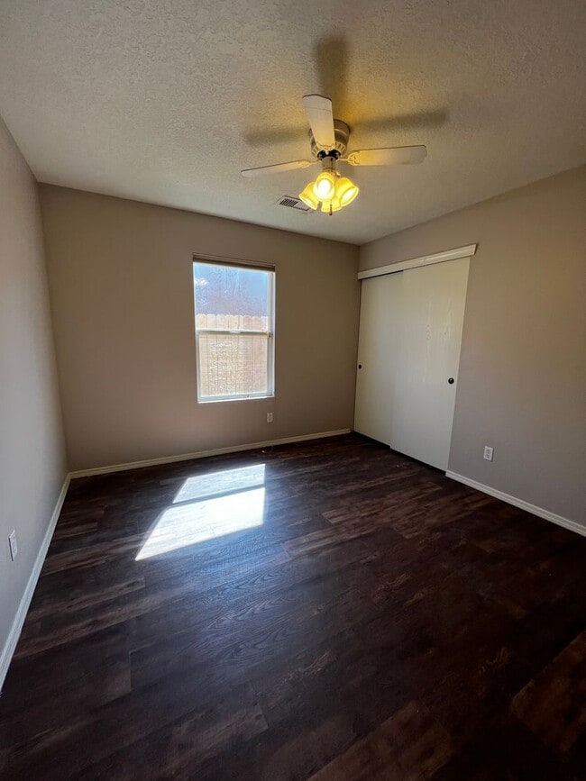 Building Photo - Beautiful 3 bedroom 2 bathroom home.