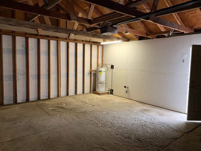 Building Photo - Cute 2 Bedroom in West Redding