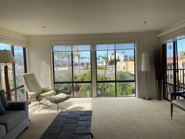 Building Photo - 2 Bed, 2 Bath Fully Furnished La Jolla Sho...