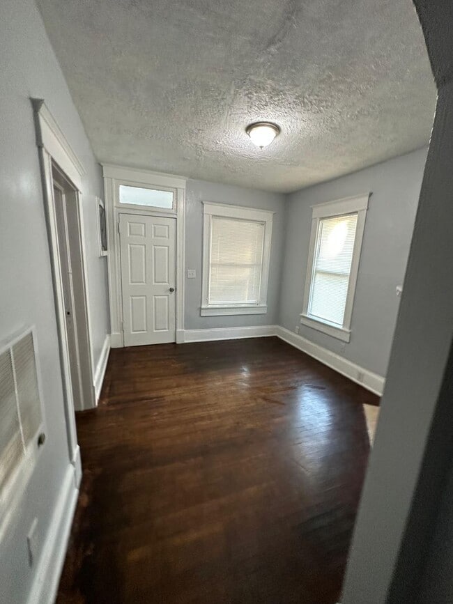 Building Photo - Fully Renovated 2/1 Single Family Ready to Move In!!!