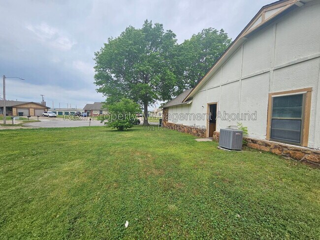 Building Photo - 8009 N 117th E Ave