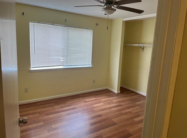 Building Photo - 5625 Antoine Dr