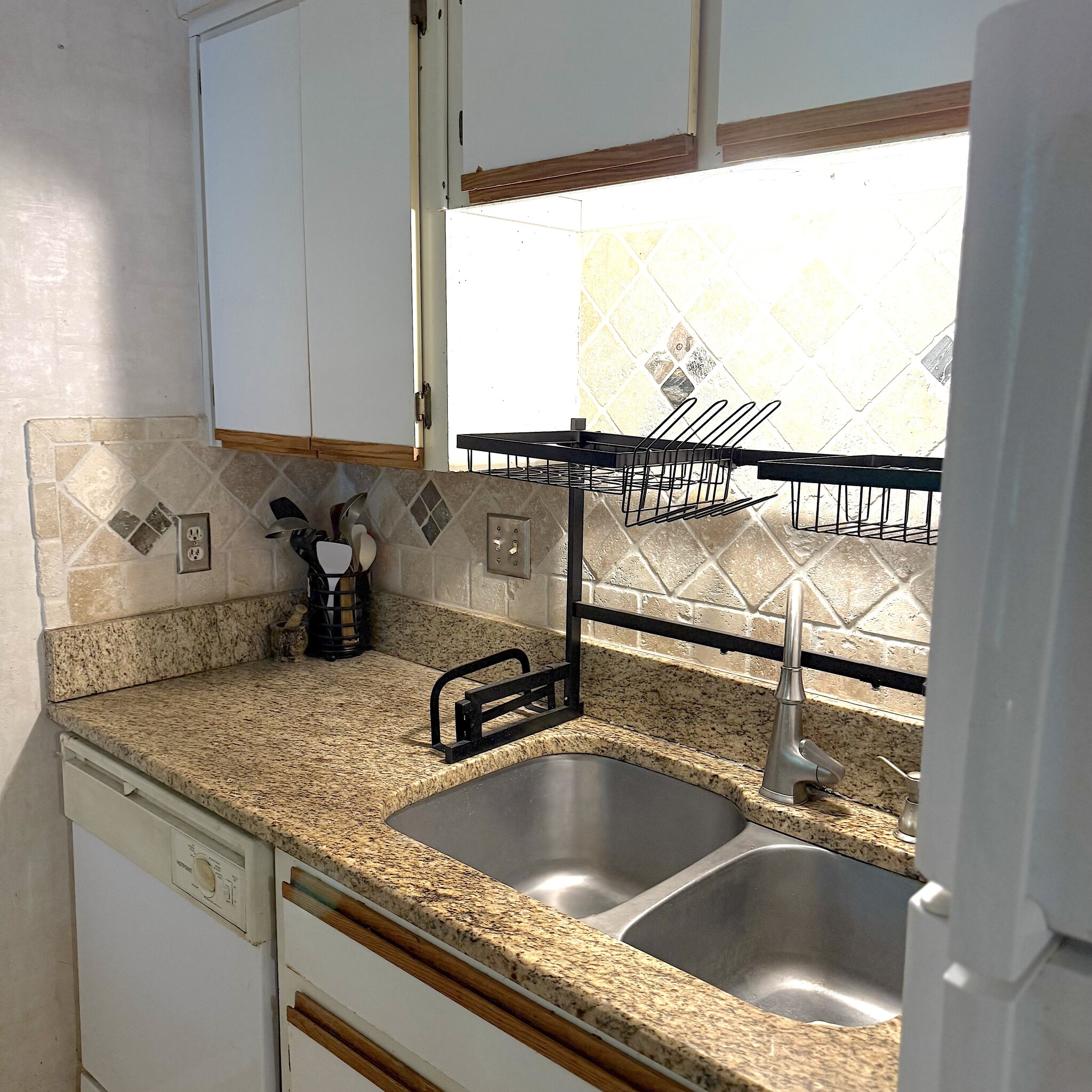 Building Photo - 9400 Roberts Dr